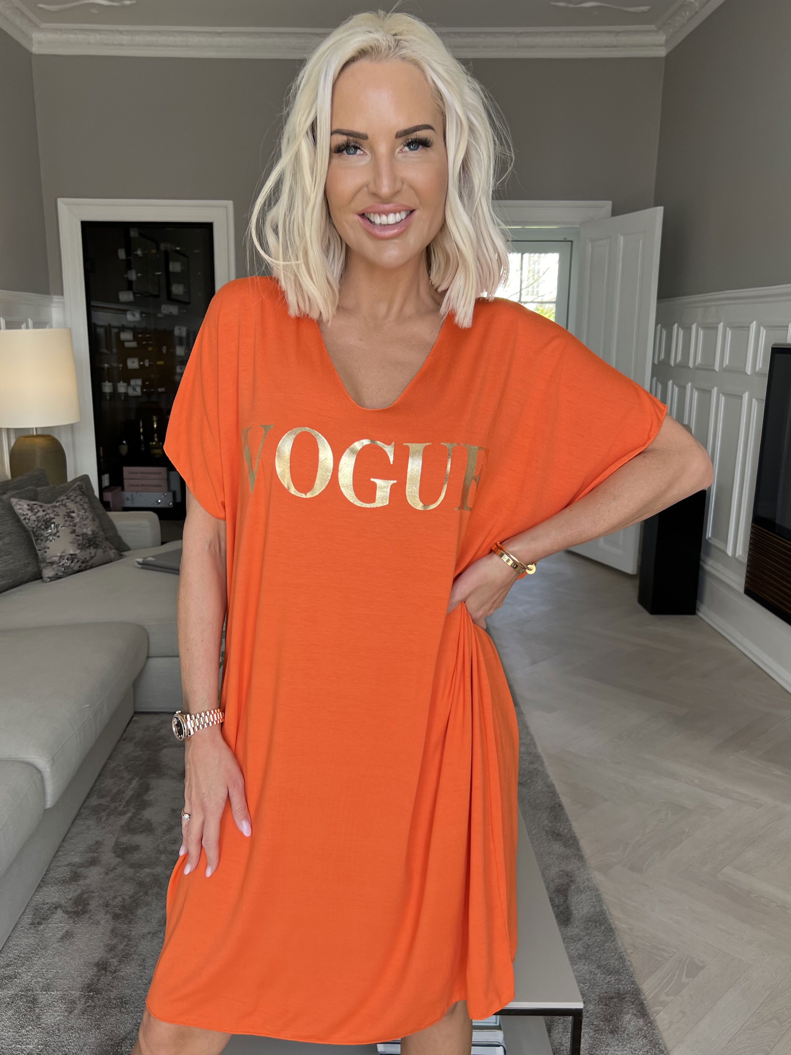 Vogue - Oversized t-shirt klänning i viskos med guldtryck